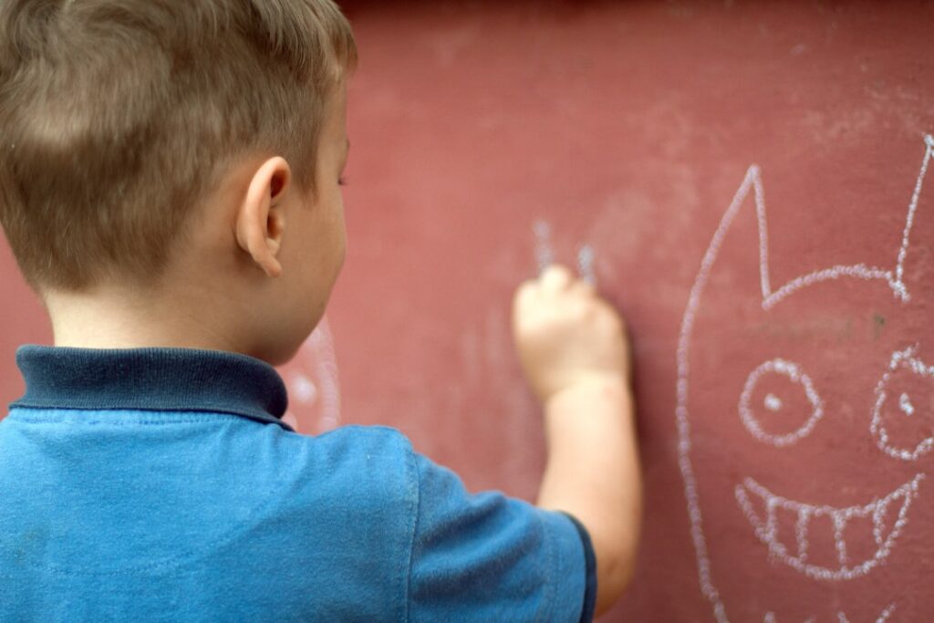 Photo Child cleaning