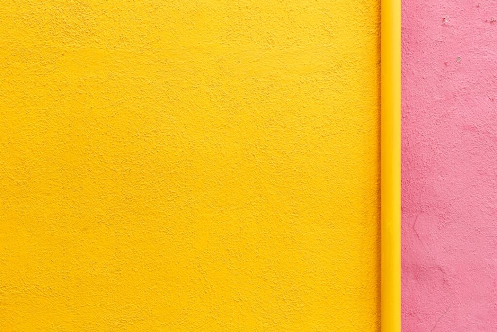 Photo Child hitting wall